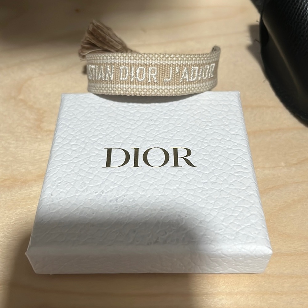 DIOR friendship bracelet stain on right side see second picture